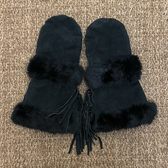 Vintage Suede and Rabbit Fur Fringed Mittens - Picture 6 of 10